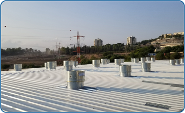התקנת 60 מפוחי גג לאיוורור אולם ייצור בתעשיית המזון